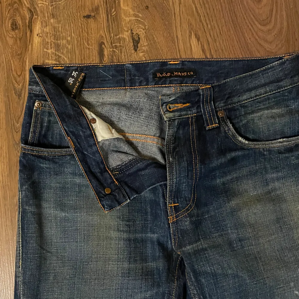 Nudie Jeans av modellen Thinn Finn i färgen blå👖Perfekta nu till våren!🏡 | Storlek: W30 L34 | Skick: 7/10⭐️ | Pris: 359 kr (inte hugget i sten) | Tveka inte på att höra av er ang frågor, funderingar, bilder mm☺️. Jeans & Byxor.