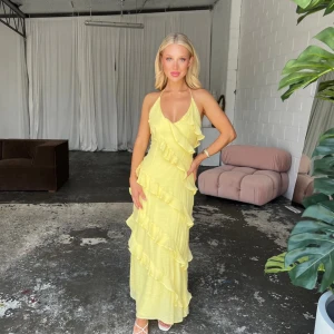 Gul balklänning!!💛💛💛 - Gul balklänning med volanger! Så fin och helt slutsåld! Säljer eftersom har en likadan annan storlek, skriv om du vill ha fler bilder💛 Aldrig använd, prislappen kvar!