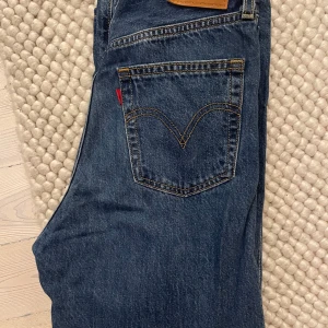 Levis Ribcage Straight Ankle - Strl 26. Mellanblå, knappt använda så mycket fint skick! 