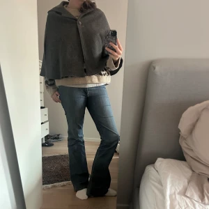 Poncho jacka - Jätte snygg och trendig poncho! Går att ha på olika sätt som på bilderna 1&2! Barnstorlek men passar på vuxna också (jag är 174) Nästan oanvänd och ganska efterfrågad!❣️Perfekt nu till våren och såå snygg.