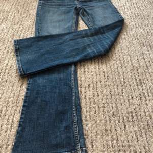 Supersnygga Lågmidjade jeans från märket Banana Republic. Midjemåttet är 37,5cm. 
