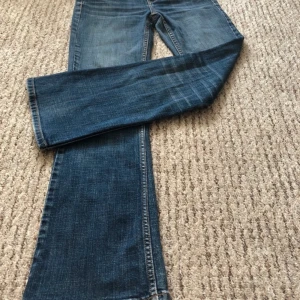 Lågmidjade jeans Banana Republic - Supersnygga Lågmidjade jeans från märket Banana Republic. Midjemåttet är 37,5cm. 