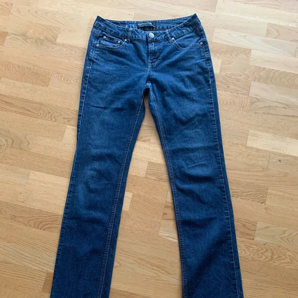 Snygga Low waist jeans med snygga fickor! Skriv bara om du vill ha fler bilder! Innerbenslängd:81cm Totala längd:103cm Midjemått:37cm. Jeans & Byxor.