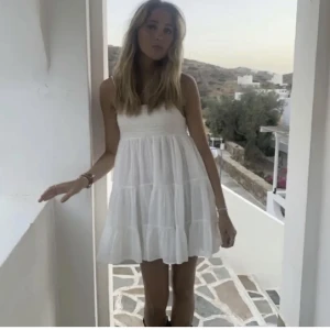 Zara klänning  - Jätte söt vit zara klänning som är slutsåld, köpt förra sommaren och inga slitningar, använt ett fåtal gånger, bra skick💞