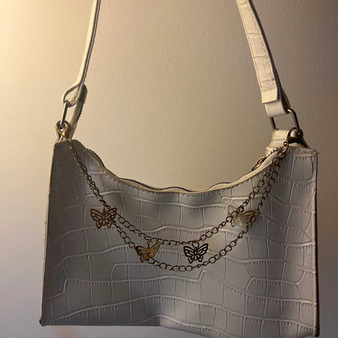 Vit väska med fjärilar