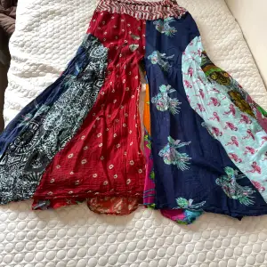  Färgglada byxor köpt ifrån en butik i Gamla stan 
