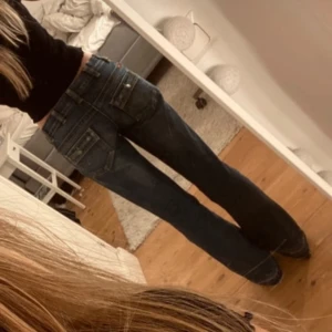 Lågmidjade bootcut jeans - Bra skick, de är ner sydda, och passar bra i längd på mig som är 169! Står st 40/32 men skulle säga att de passa s/m. Skriv om du har mer frågor! Kan diskutera pris 