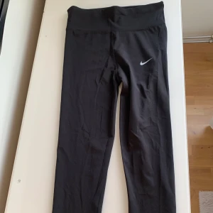 Träningsbyxor  - Svarta träningsbyxor med Nike märket på sidan. Aldrig använd⭐️