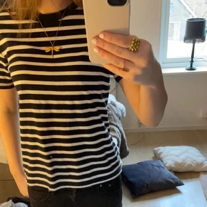 Randig t-shirt - Säljer denna marinblå/vit randiga tröjan från HM!! Inga defekter och knappt använd💕💕