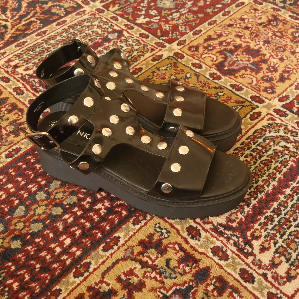 Platå sandaler i strl. 41 från monki. Använda kanske 2 ggr.. Skor.