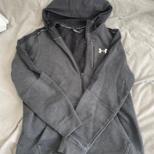 Under armour zip-up hoodie - En skön svart Under Armour zip, ordinarie pris 750kr, pris kan diskuteras 