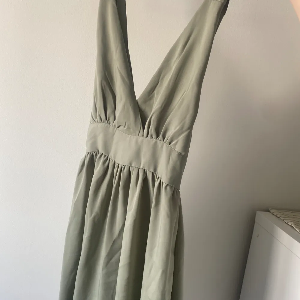 Säljer min fina korta gröna klänning från bubbleroom.  Har använt den vid få tillfällen så den är av bra kvalitet trots att jag haft den länge. ❣️. Klänningar.
