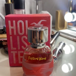 Hollister Parfym  - Hollister Festival Vibes parfym  Luktar jättegott🌸 Säljer då den inte kommigt till användning  Endast testsprytad  några gånger så typ full🌺 30 ml, nypris 355 kr 