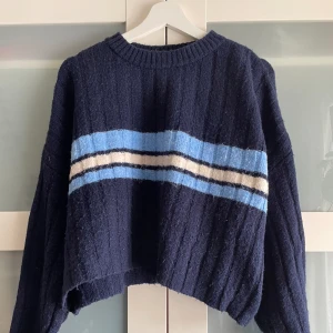 Stickad tröja - Stickad tröja från Pull & Bear. Säljer för den inte kommer till andvändning längre. Använd ganska mycket men är fortfarande i fint skick. Lite nopprig på framsidan bara. Den är ganska kort i modellen. 💗Använd gärna köp nu!