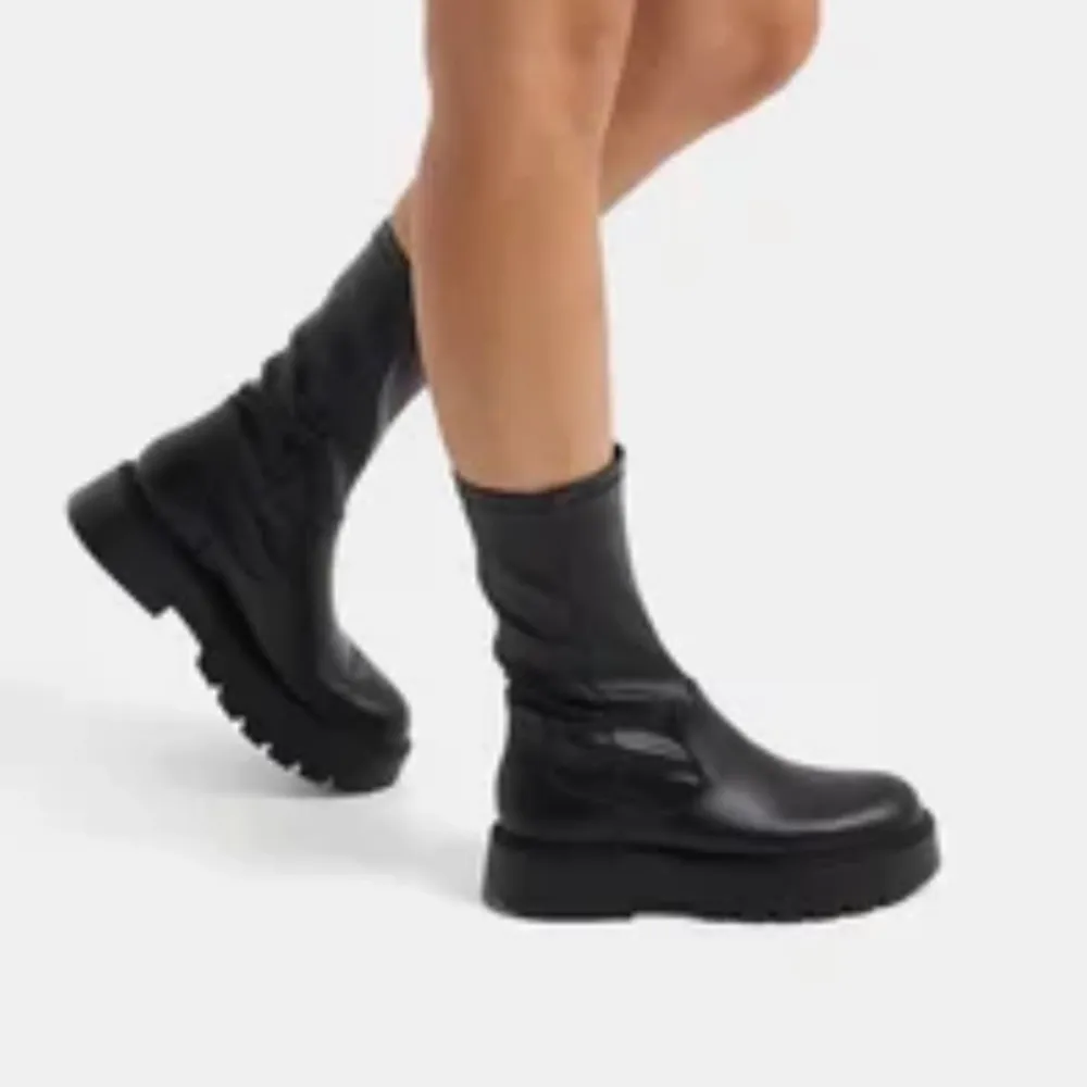 Säljer dessa jättefina boots från Zalando i storlek 37 för 250 kr🤍 Skorna är oanvända. Köparen står för frakten.. Skor.
