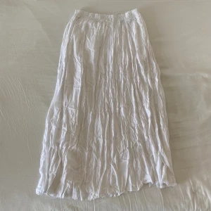 Supersnygg lågmidjad kjol vintage  - Supersnygg sommarkjol! Stretchig i midjan, dm för bilder på mått. Jag är 169 cm 💋