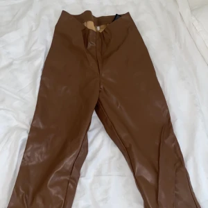Skinnbyxor - Bruna och svarta fejkskinnbyxor.  60kr/ st. 100kr för båda.   Inga skador, lite skrynkliga men annars i nästan nyskick.  Storlek S.  Köpare står för frakt.