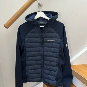 Peak performance hybrid jacka - Hej! Säljer min fina peak performance jacka nu för haft andra jackor som jag användt. Kan lika gärna sälja den då. Den är i helt nyskick. Nypris ca 3k när jag köpte den för nån månad sedan.