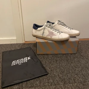 Golden goose  - Säljer nu mina golden goose då dom inte passar och kommer till användning. Storleken är 45 men skulle passa några som har mellan 43-44. Passar inte mig som har 45. Skriv för mer frågor💛😊