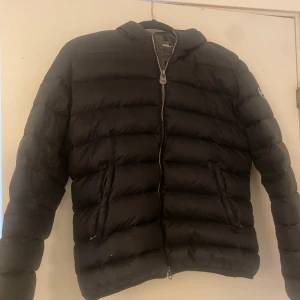 Colmar Jacka - Säljer nu min Colmar jacka då jag inte använder den längre. Den har inga defekter förutom att dragkedjan ”C:et” är lite missfärgat, men det syns knappt alls. 