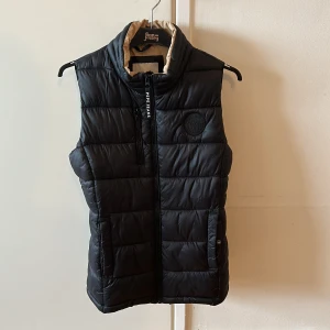 Väst  - Säljer denna jättefina väst från pepe jeans. Den är väldigt praktisk med 4 fickor. Original pris= 1500kr. Använt vid 3 tillfällen, inga defekter! Tveka inte att höra av er vid funderingar och intresse!🌟