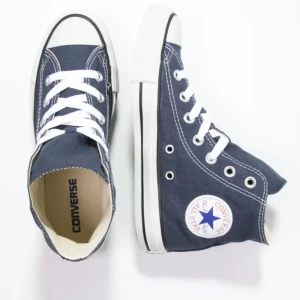 Blåa Converse - Ett par blåa Converse i fint skick. Kom privat för fler bilder. Pris kan diskuteras. 