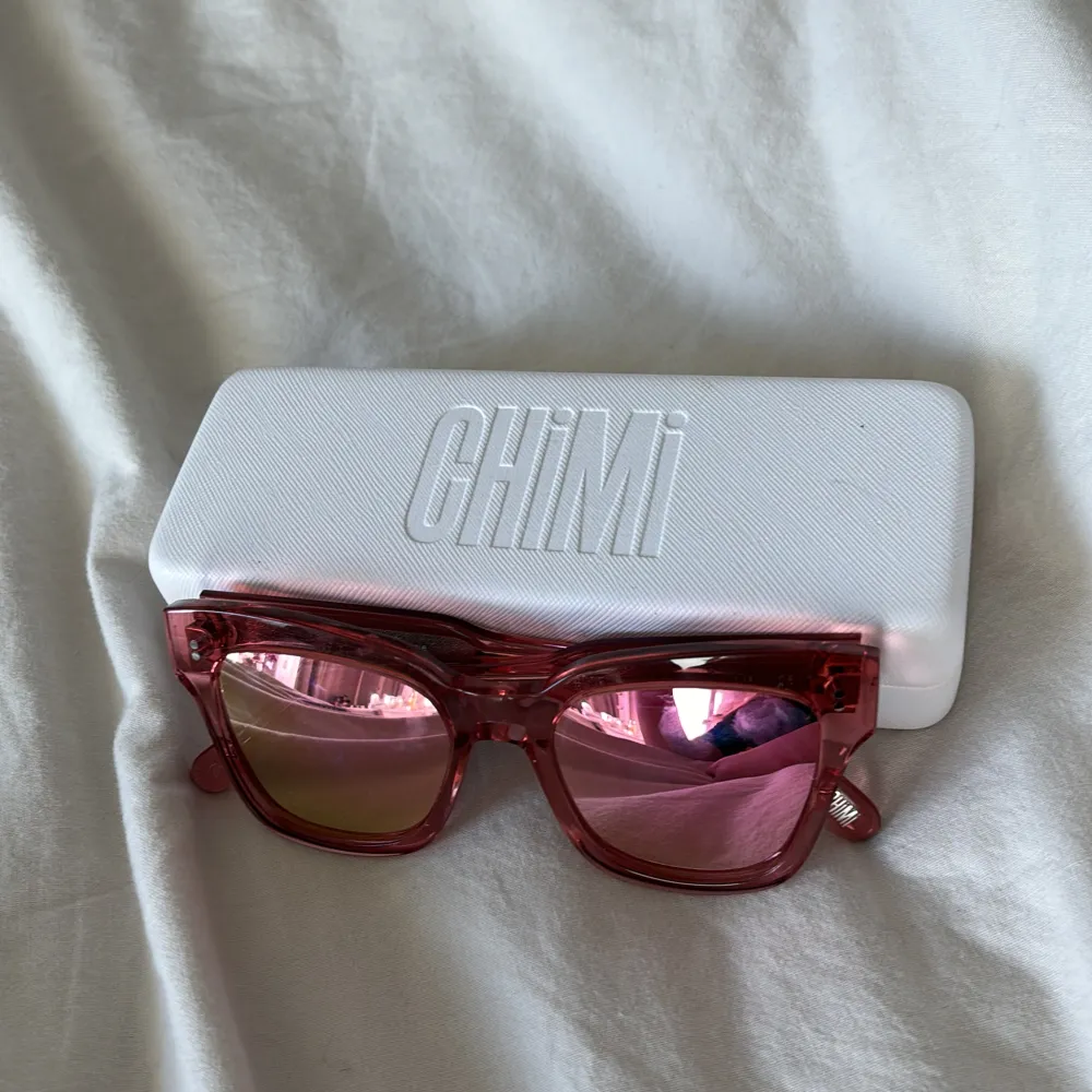 Jag säljer mina fantastiska chimi solglasögon 05 som är perfekta nu till våren och sommaren. Jag säljer de pågrund av att de inte kommer till någon användning längre. Det är en fantastisk färg på solglasögonen!!🩷🩷🤗. Accessoarer.