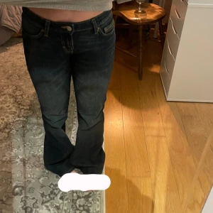 Lågmidjade bootcut jeans  - Säljer mina helt oanvända jeans från weekday då de är för långa för mig. Köpta för 600kr