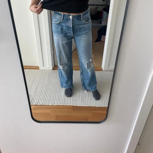 Lågmidjade jeans - Säljer mina blåa lågmidjade jeans som är lite för stora