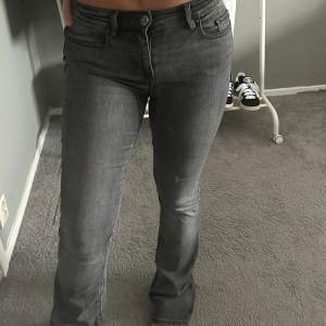 Mid waist bootcut jeans från Only i modellen VM flash💗 lite slitna nere vid benet, bild 3💗 storlek M längd 34, nypris 500
