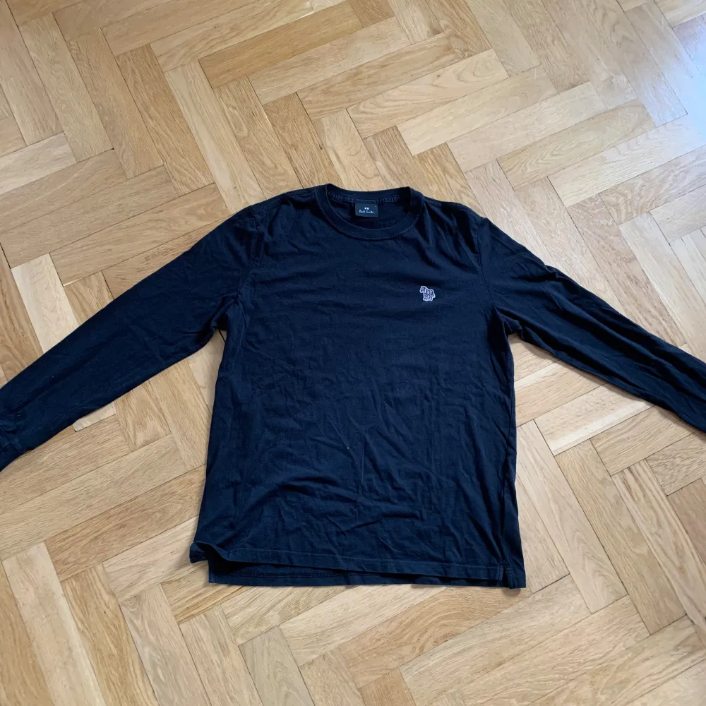 Säljer en snygg Paul Smith longsleeve i bra skick. Den är storlek Large men passar även M. Såklart äkta. Ställ gärna frågor✌️. Tröjor & Koftor.