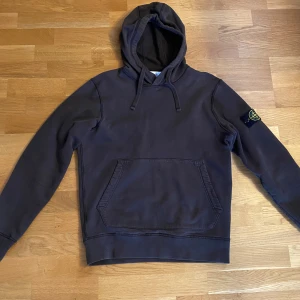 Stone Island Hoodie storlek M - Stone Island hoodie i toppskick, 10/10. Inköpt från NK. Storlek M herr.  Nypris 2599kr.  