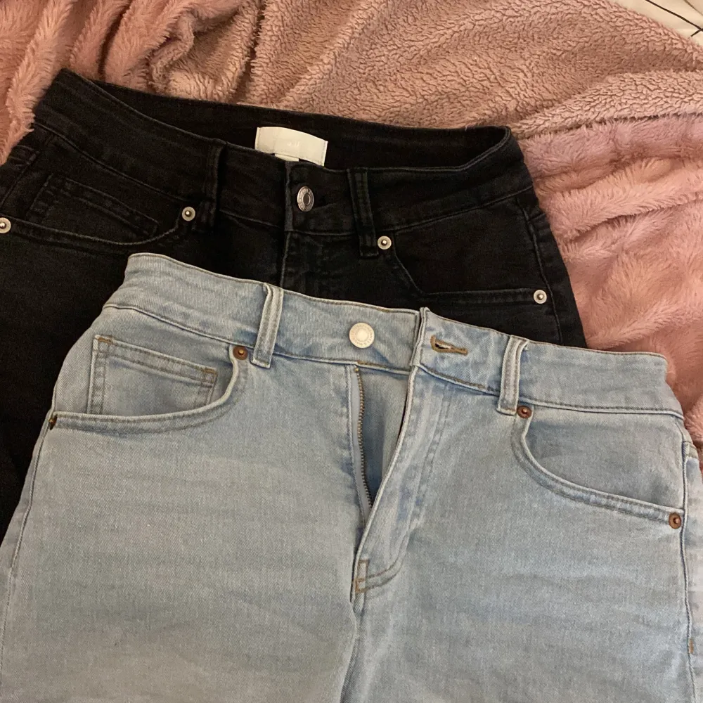 Jeans shorts från hm! Båda är i storlek 38! Du kan köpa båda för 50 eller ett par för 25kr! Färg: svart och ljus blå. Köpte förra sommaren, säljer för att de är för stora. Shorts.