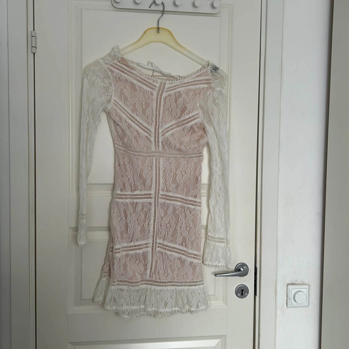 En klänning som är öppen i ryggen 