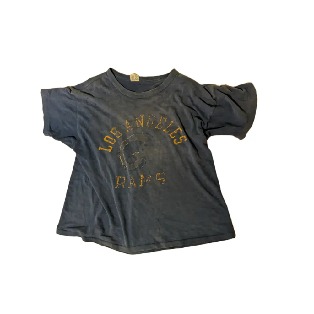 Vintage t shirt med tryck, som ni ser är den väldigt urtvättad men annars i bra skick från champion . T-shirts.