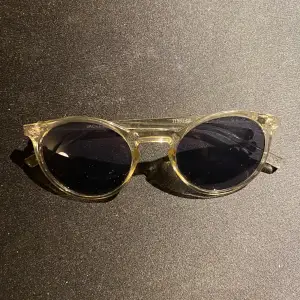Säljer nu dessa solglasögon från Jack and Jones. Skicket är som nytt 10/10. Dustbag ingår. Använd ett fåtal gånger. Köpta för 399 kr.  