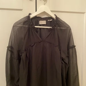 Blus  - Jätte fin svart blus perfekt till sommaren, aldrig använd 