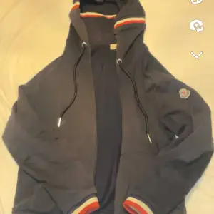 Jag säljer min moncler Hoodie. I storlek M. För fler bilder kom privat