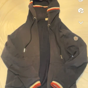 Moncler Hoodie  - Jag säljer min moncler Hoodie. I storlek M. 