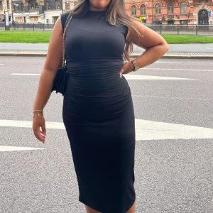 Svart cocktail klänning  - En fin och enkel svart cocktail klänning som funkar till allt! Super skönt material och sätter sig fint på figuren. Den är endast använd ca 4 gånger och är i storlek medium.