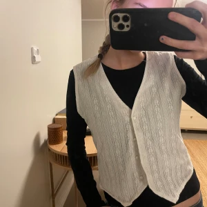 Tunn väst - Supersöt tunn väst i linnematerial! Storlek S, vet inte vilket märke den är ifrån! 🤍