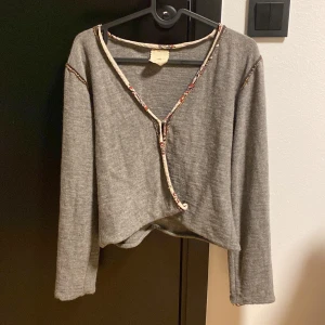 Kofta - Gullig kofta med vackra detaljer.