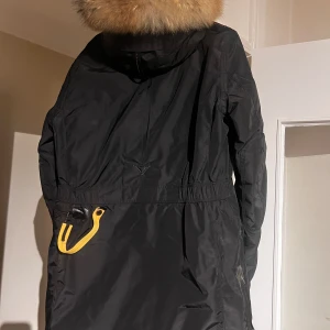 Parajumper dam jacka  - Storlek M Använd Max 5 gånger  Johanells paket med följer 
