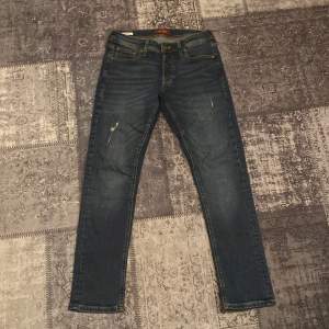 Säljer mina Jack and Jones jeans i strl W28 L30 jeansen är i model Glenn och är slim fit skicket är 9/10 nästan helt nya.