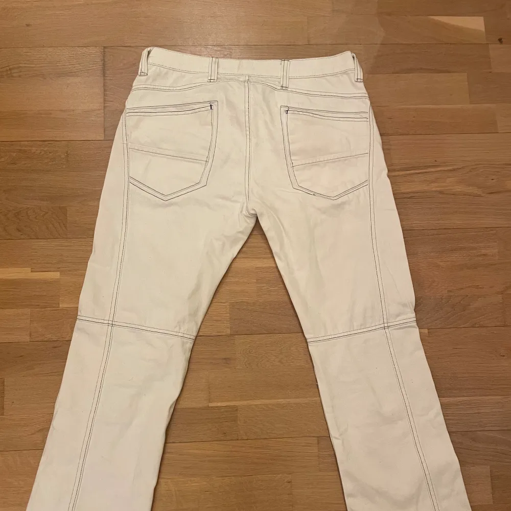 As balla vita jeans som är raka\åt de vidare hållet i benen, passar en s-m men passar nog även på mindre om man vill ha mer baggy passform. W31/L32. Farkut & Housut.
