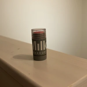 Milk blush  - Jag säljer denna blushen för att jag har en annan som jag använder❤️ ny pris är 279💘den man skruvar på kan lätt lossna men det är inget som stör en när man ska sminka sig❣️färgen är dash🫶🏽 Pris kan diskuteras, om du har några frågor så hör av dig 💗