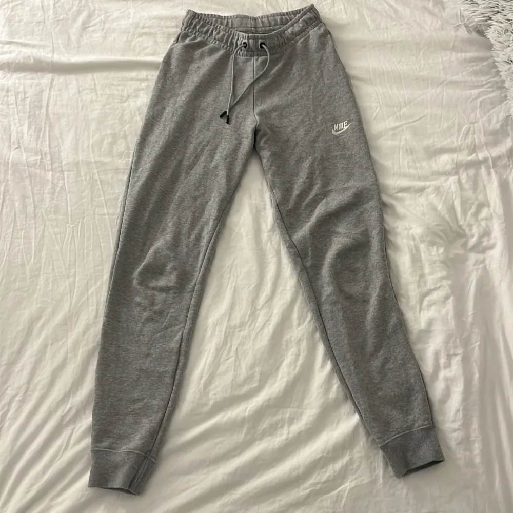 Ett par gråa nikebyxor, bra skick på byxorna, dock lite små noppriga😊 fråga om bilder👍🏼. Jeans & Byxor.