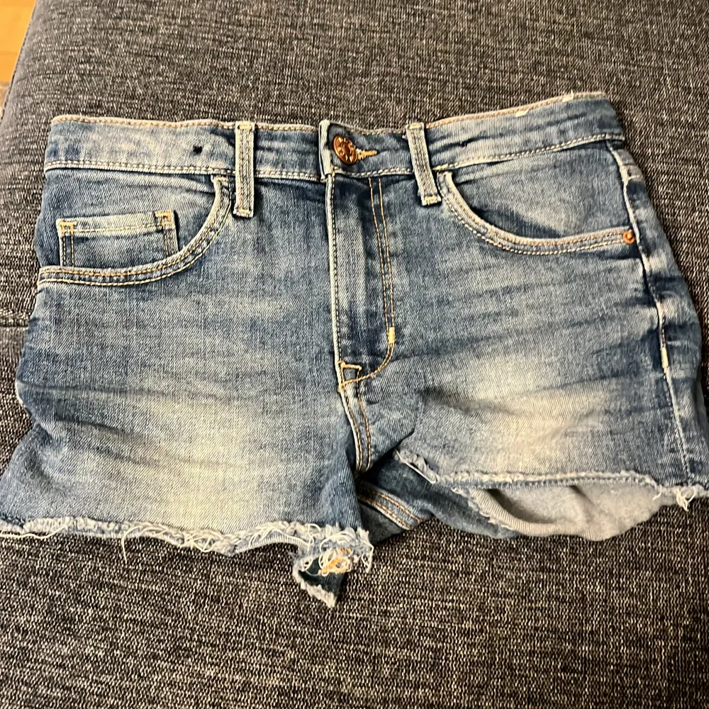 Högmidjade Y2K shorts från H&M. Priset kan diskuteras. De är andväna fåtal gånger och säljs eftersom de har blivit för små💕. Shorts.