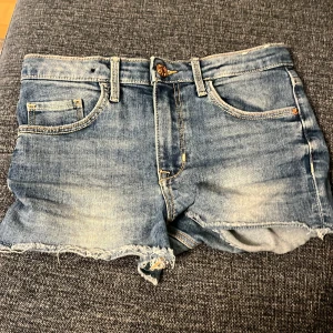 Y2K shorts - Högmidjade Y2K shorts från H&M. Priset kan diskuteras. De är andväna fåtal gånger och säljs eftersom de har blivit för små💕