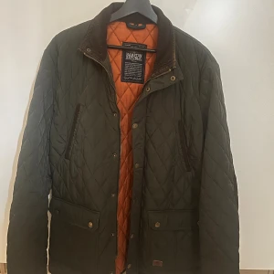 Kiltad jacka - Snygg kiltad jacka i stl M, den är 9/10 i skick, pris kan diskuteras vid snabb affär